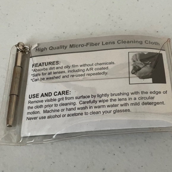 ❌$2.00 must bundle❌39Dollar Glasses Cleaning Cloth - Picture 2 of 3